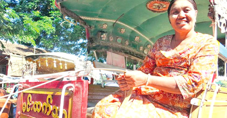 男性に代わって観光馬車の運転を引き継ぐ たくましきインワの女性たちの苦闘